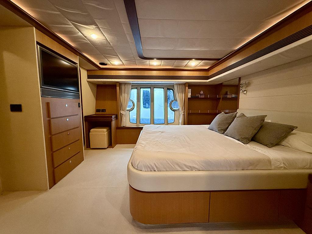 2005 FERRETTI YACHTS 731 